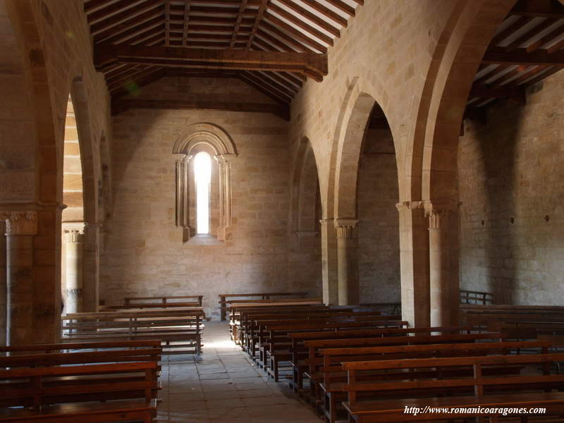 INTERIOR DEL TEMPLO HACIA LOS PIES